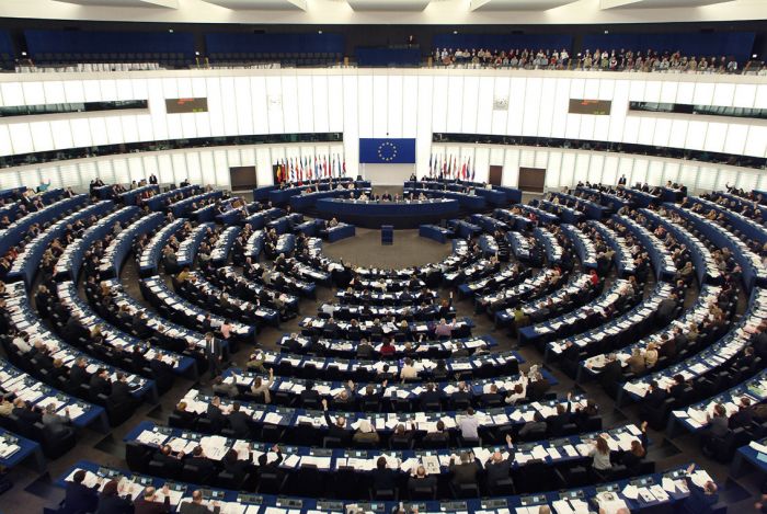 El presidente del Parlamento Europeo: los recortes se han hecho para ayudar a la banca. Tacha de 'vergüenza' el paro en España y pide medidas.